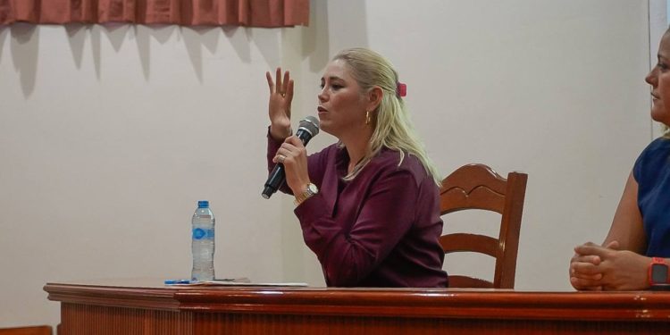 Verónica Camino dialoga con jóvenes universitarios del Centro Estudios Superiores de la CTM, Justo Sierra O’Reilly Impartió una conferencia sobre el proceso legislativo en el Senado de la República a estudiantes de la carrera de Derecho