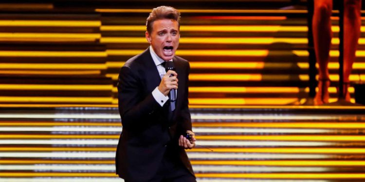 Circula fotografía de Luis Miguel junto a director de cine