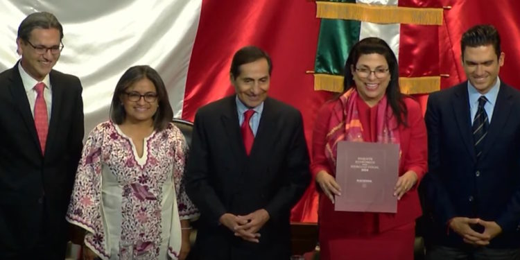 Entregan el Paquete Económico 2024 a la Cámara de Diputados