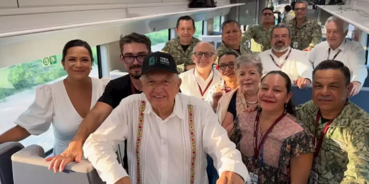 Andrés Manuel López Obrador estrena Tren Maya recorriendo Campeche hasta Mérida