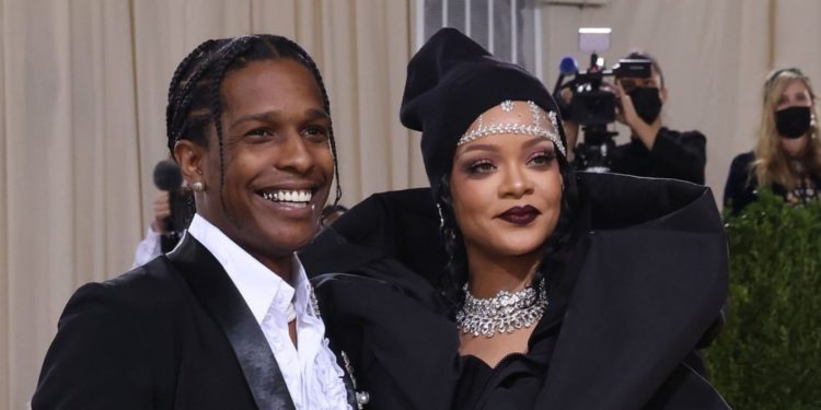 Rihanna comparte las primeras fotos de su bebé