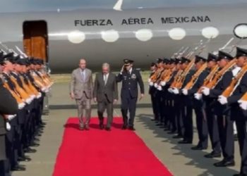 Reciben a AMLO en el aeropuerto Internacional en Colombia dónde se reunirá con el canciller Álvaro Leyva