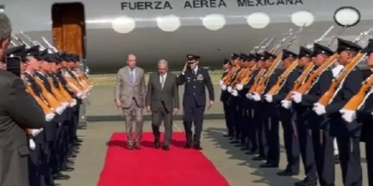 Reciben a AMLO en el aeropuerto Internacional en Colombia dónde se reunirá con el canciller Álvaro Leyva