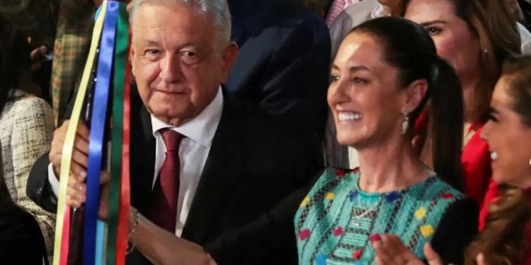 AMLO hace entrega de ‘bastón de mando’ a Claudia Sheinbaum