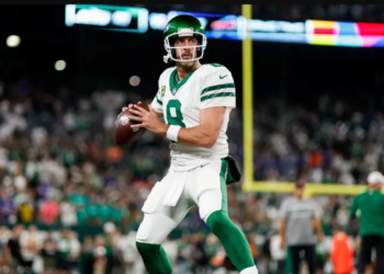 Le mariscal Aaron Rodgers de los Jets de Nueva York esta fuera de la temporada de la NFL