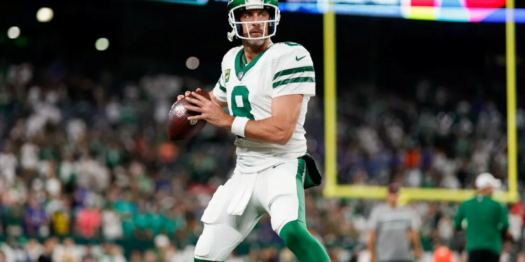 Le mariscal Aaron Rodgers de los Jets de Nueva York esta fuera de la temporada de la NFL