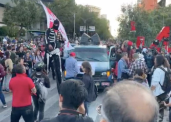 Marchan en CDMX por caso Ayotzinapa y reportan pintas, destrozos y gritos de justicia