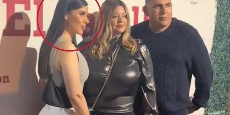 Captan a Emma Coronel en un bar de California