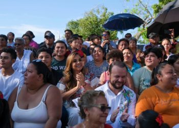 Preside Mara Lezama con el pueblo el desfile cívico militar