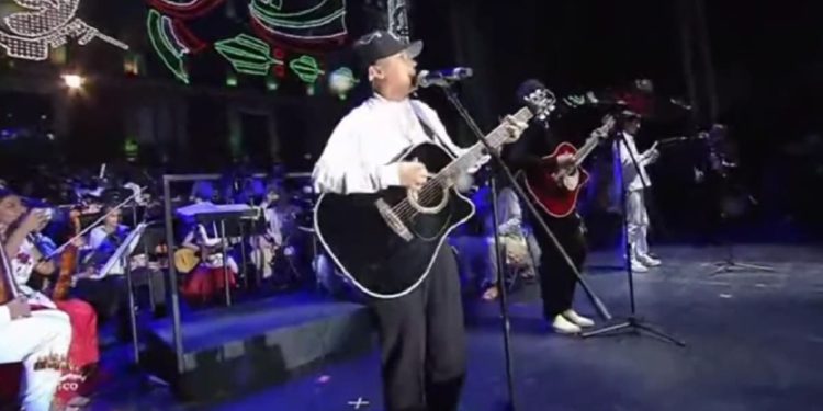 Yahritza y su Esencia son abucheados durante presentación en el Zócalo de CDMX