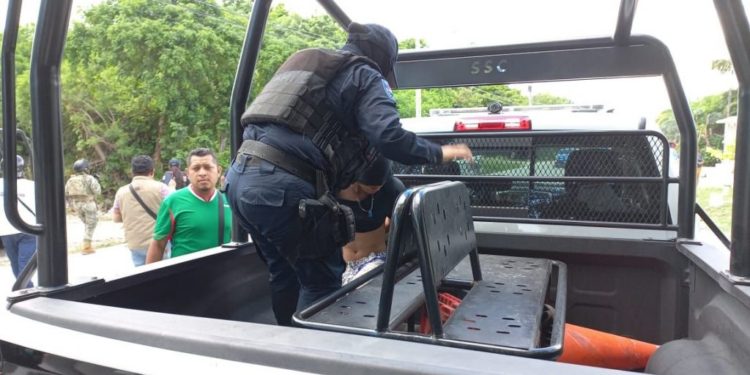 Sujetos asaltan a un hombre en el banco y minutos después son detenidos