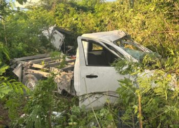 Chofer de empresa Del Valle choca contra una camioneta dejando a un sujeto lesionado