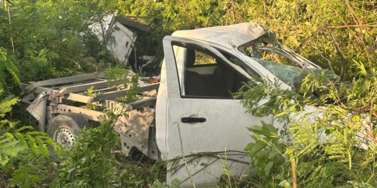 Chofer de empresa Del Valle choca contra una camioneta dejando a un sujeto lesionado