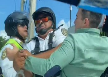 Suspenden de  su cargo a elementos de tránsito tras haber agredido a un joven tiktoker en Cancún