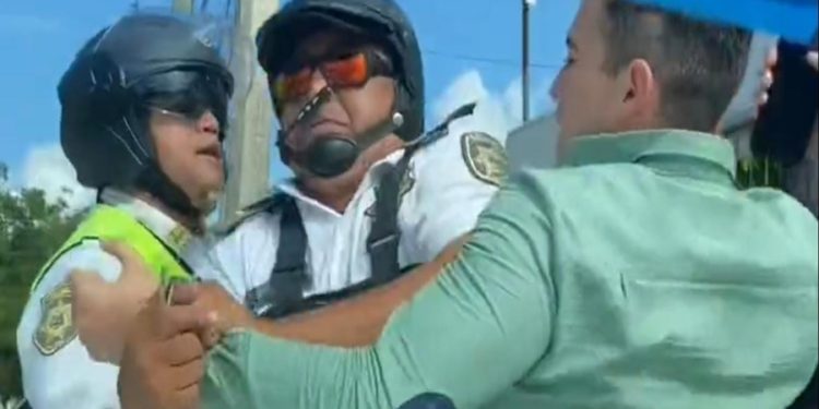 Suspenden de  su cargo a elementos de tránsito tras haber agredido a un joven tiktoker en Cancún