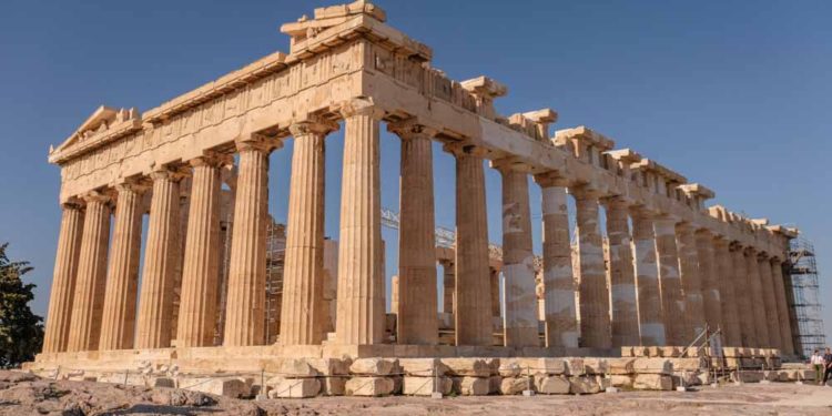 Detienen a turistas por robar dos fragmentos de mármol en Acrópolis de Atenas