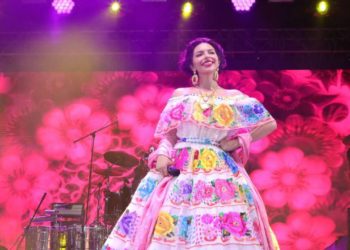 Angela Aguilar prende el Grito de independencia en Playa del Carmen