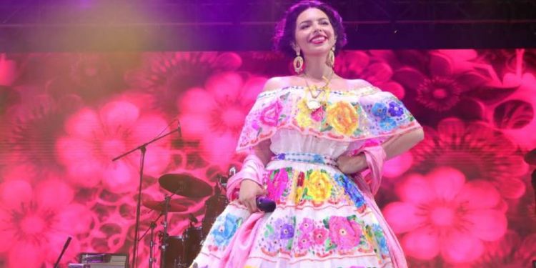Angela Aguilar prende el Grito de independencia en Playa del Carmen