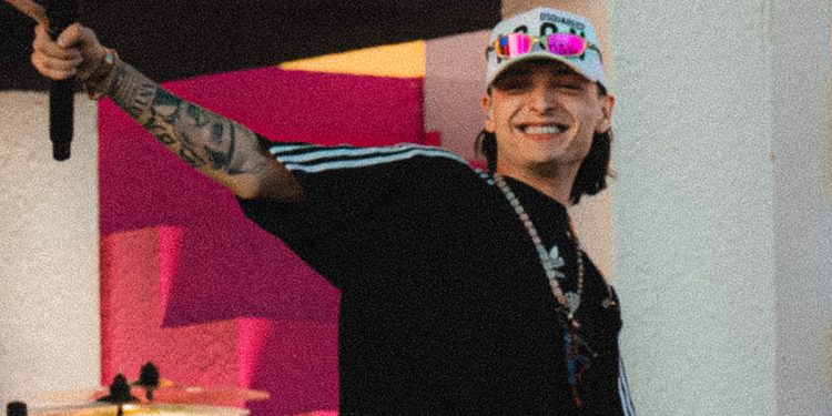 Usuarios tunden a Peso Pluma por vender boletos al 2×1