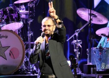 Ringo Starr exintegrante de The Beatles sufre aparatosa caída durante concierto