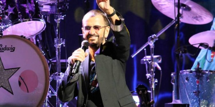 Ringo Starr exintegrante de The Beatles sufre aparatosa caída durante concierto
