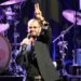 Ringo Starr exintegrante de The Beatles sufre aparatosa caída durante concierto