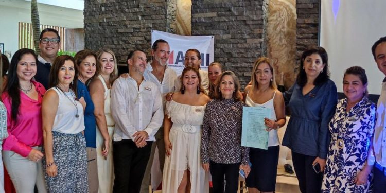 SEDETUS asiste a la firma de actas constitutivas de la AMII secciones Cancún y Tulum