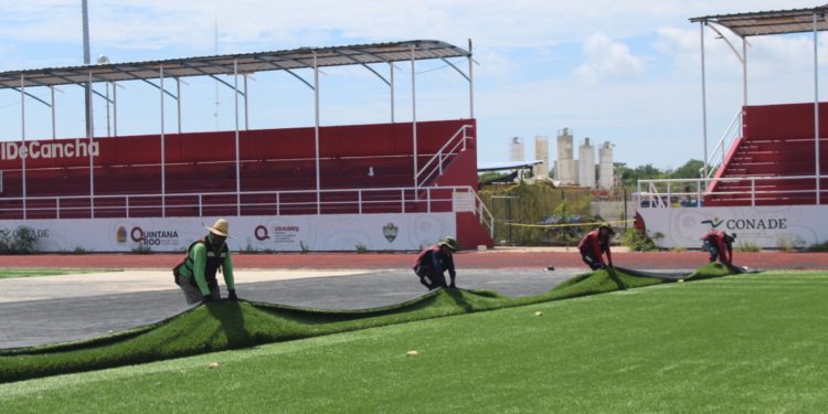 Gobierno de Mara Lezama fortalece el deporte con la rehabilitación de la cancha de fútbol del CEDAR de Cancún: COJUDEQ