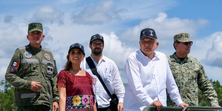 Mara Lezama acompaña al presidente López Obrador en la supervisión de las vías de la transformación