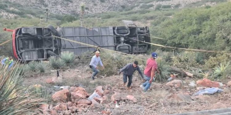 Cae autobús a un barranco dejando 10 personas fallecidas en San Luis Potosí