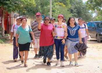 Ana Paty Peralta atestigua instalación de medidores en colonia Jericó