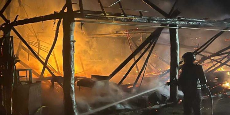 Incendio consume una palapa de playa Blues Venado en Playa del Carmen