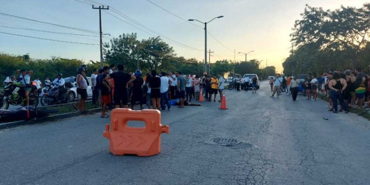 Joven motociclista es atropellado mientras hacía maniobra de «caballito» en Cancún