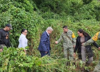 AMLO cruza a pie por zona de deslave en la carretera federal rumbo Acapulco