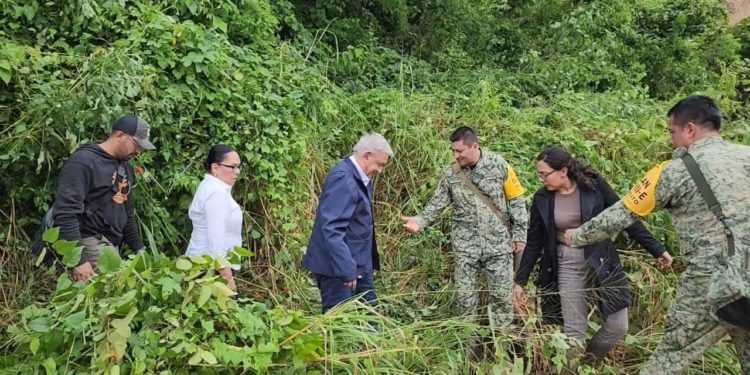 AMLO cruza a pie por zona de deslave en la carretera federal rumbo Acapulco