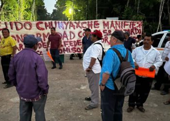 Muestran protesta ejidatarios de Chunyaxche e impiden el acceso al aeropuerto de Tulum