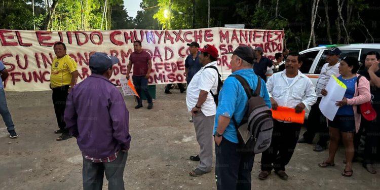 Muestran protesta ejidatarios de Chunyaxche e impiden el acceso al aeropuerto de Tulum