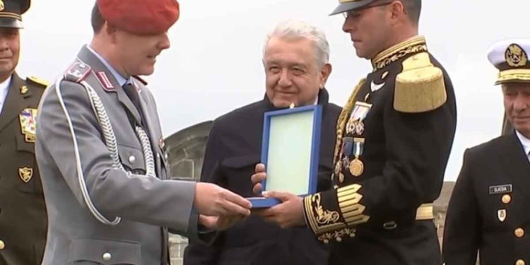 El presidente López Obrador encabezó la ceremonia de conmemoración del Bicentenario del Heroico Colegio Militar