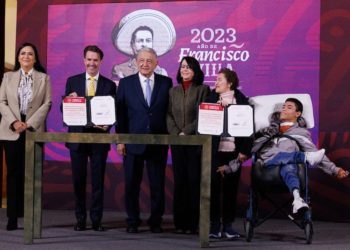 AMLO firma donación de una residencia en Las Lomas a Teletón