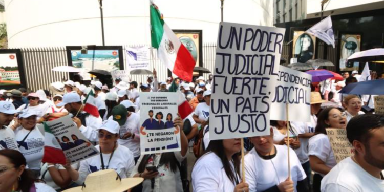 Seguirán en paro trabajadores, tras decisión en Senado sobre fideicomisos
