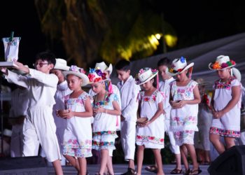 Las y los quintanarroenses celebran el 49 aniversario de Quintana Roo