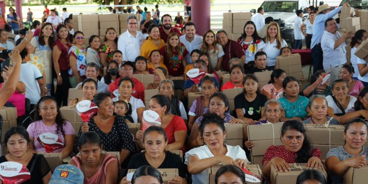 Llegan a la Zona Maya apoyos directos y gratuitos para las mujeres y sus familias: Pablo Bustamante