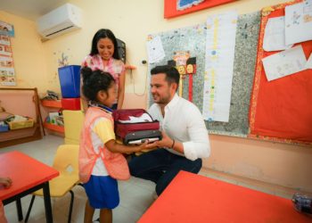 En el marco del Nuevo Acuerdo de la Gobernadora Mara Lezama, entrega el Secretario de Bienestar, Pablo Bustamante, útiles escolares en Cancún