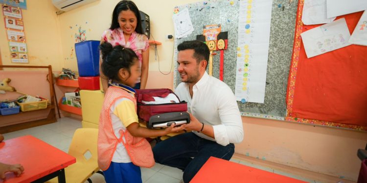 En el marco del Nuevo Acuerdo de la Gobernadora Mara Lezama, entrega el Secretario de Bienestar, Pablo Bustamante, útiles escolares en Cancún