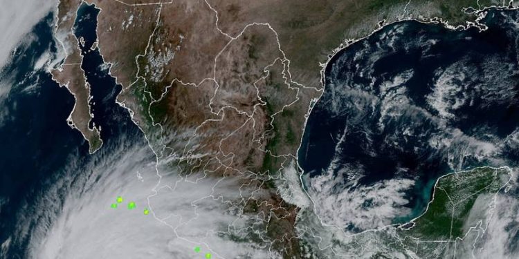 Huracán «Norma» se intensifica a categoría 4, afectará a 7 estados de México