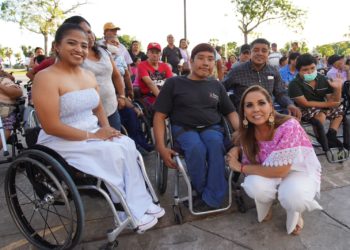 Entrega Mara Lezama sillas de ruedas y apoyos funcionales