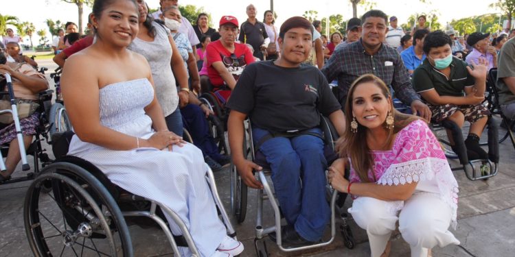 Entrega Mara Lezama sillas de ruedas y apoyos funcionales