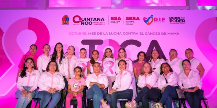 Viste Mara Lezama de rosa el Palacio Gobierno en la lucha contra el cáncer de mama