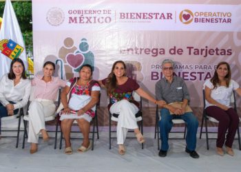 Entrega Mara Lezama tarjetas de Pensión para el Bienestar en Benito Juárez