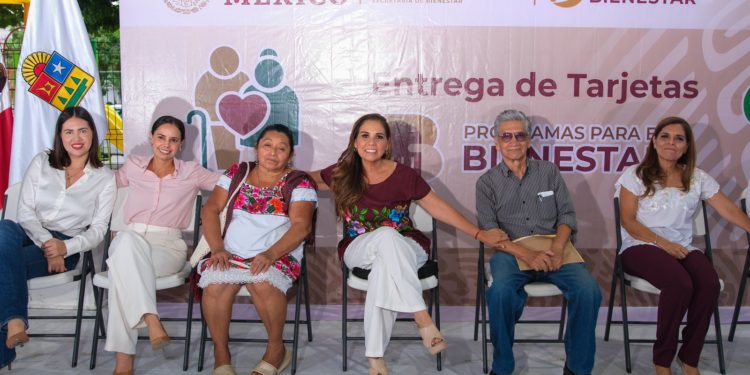 Entrega Mara Lezama tarjetas de Pensión para el Bienestar en Benito Juárez